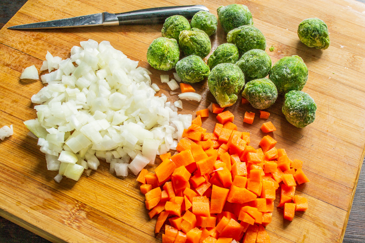 Жареные куриные бедра с брюссельской капустой Жареные куриные бедра с брюссельской капустой