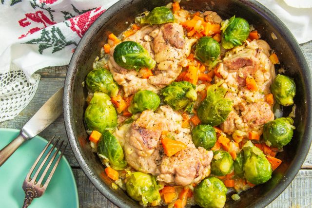 Жареные куриные бедра с брюссельской капустой Жареные куриные бедра с брюссельской капустой