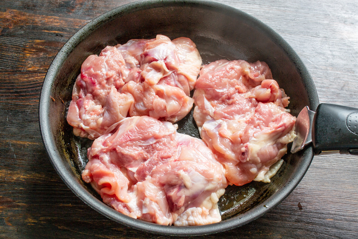 Жареные куриные бедра с брюссельской капустой Жареные куриные бедра с брюссельской капустой