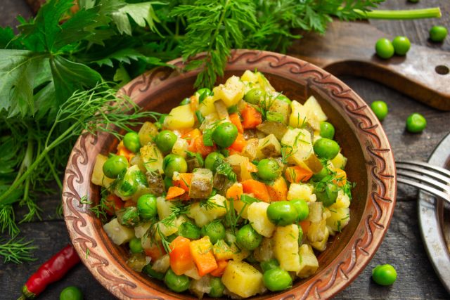 Картофельный салат с молодым горошком Картофельный салат с молодым горошком