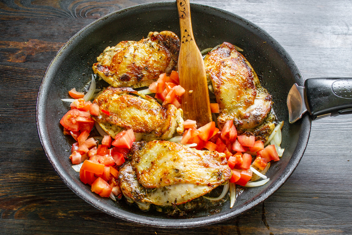 Куриные бедра жареные с луком и помидорами Куриные бедра жареные с луком и помидорами