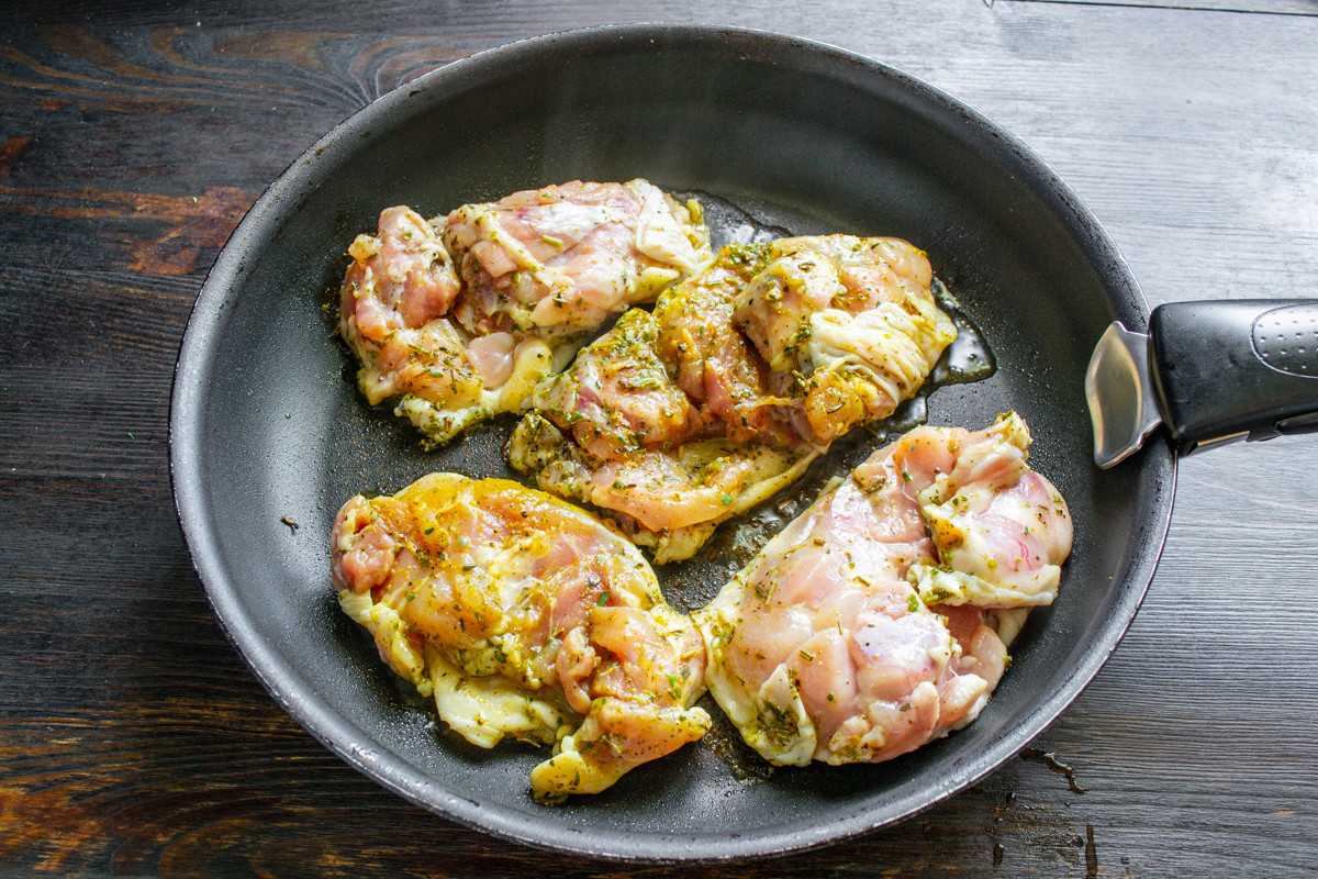 Куриные бедра жареные с луком и помидорами Куриные бедра жареные с луком и помидорами