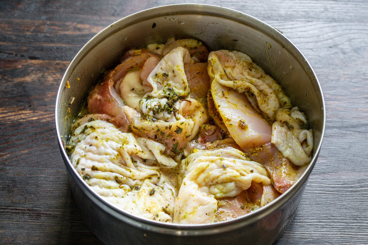 Куриные бедра жареные с луком и помидорами Куриные бедра жареные с луком и помидорами