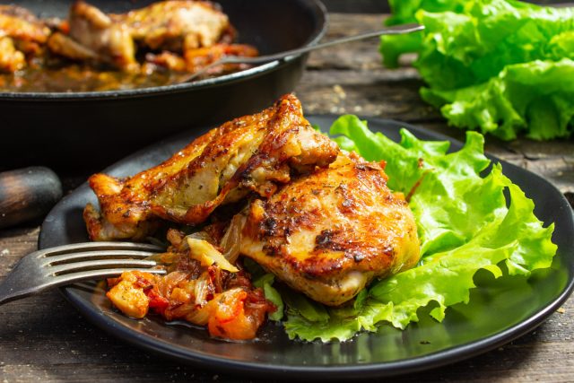 Куриные бедра жареные с луком и помидорами Куриные бедра жареные с луком и помидорами