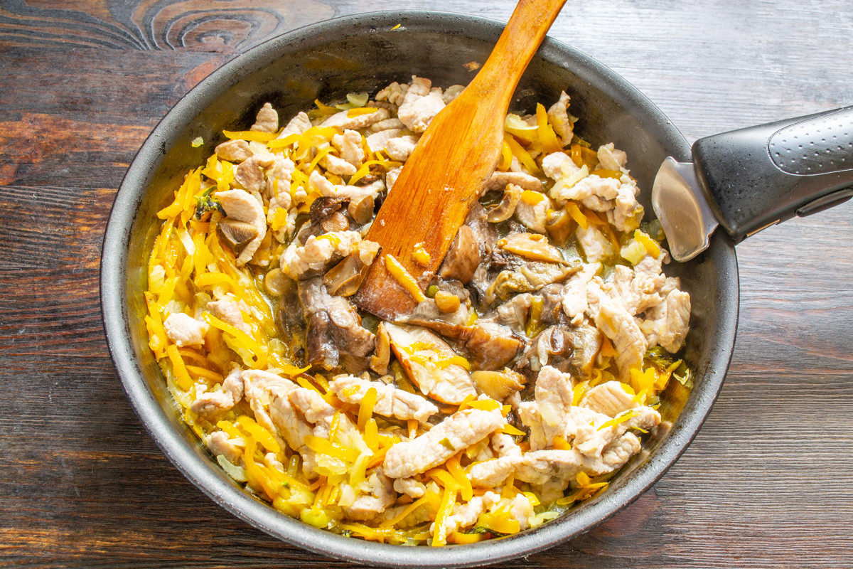 Мясное рагу с грибами и сметаной Мясное рагу с грибами и сметаной