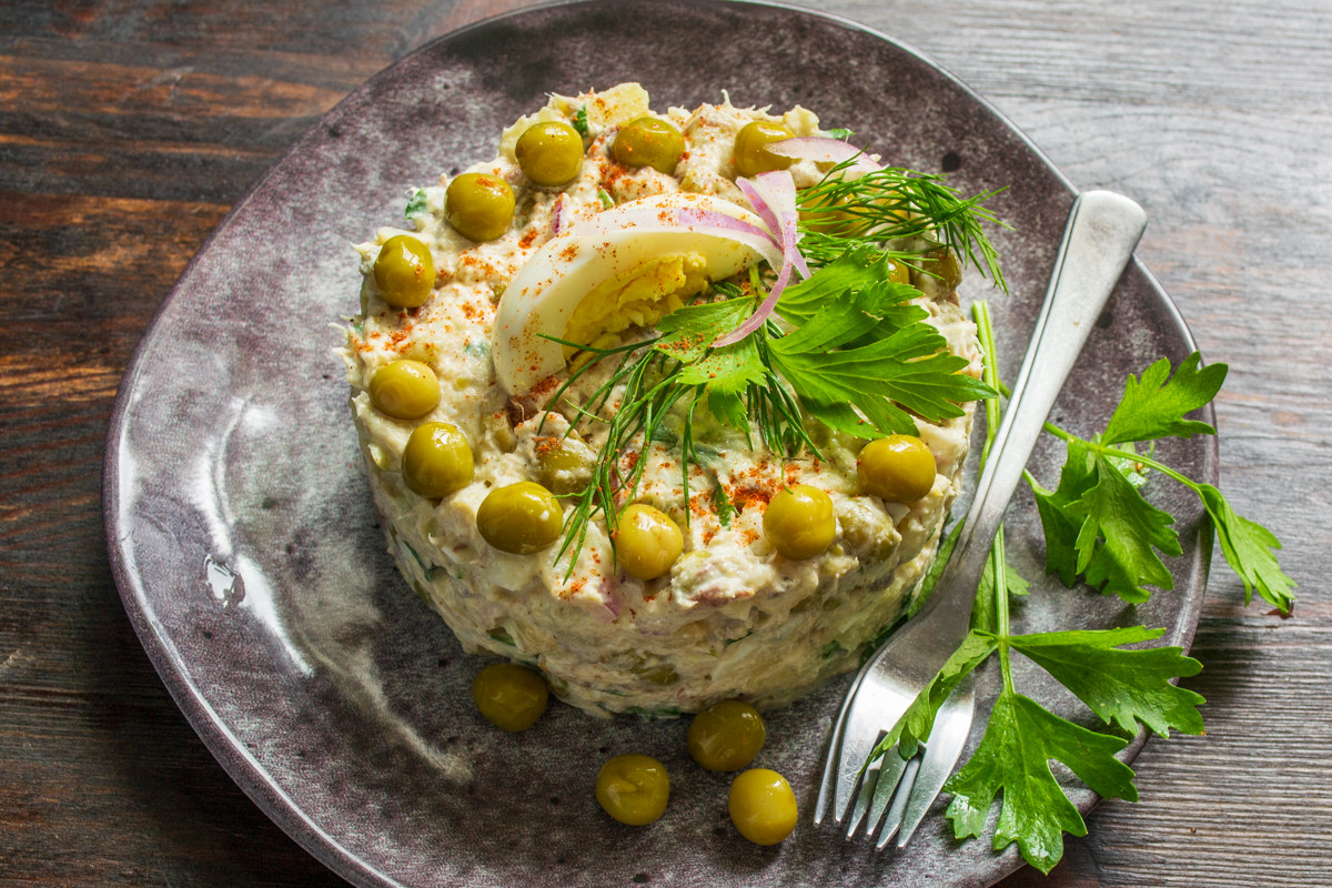 Рыбный салат с картофелем и горошком