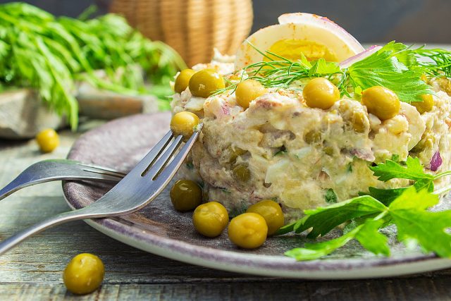 Рыбный салат с картофелем и горошком